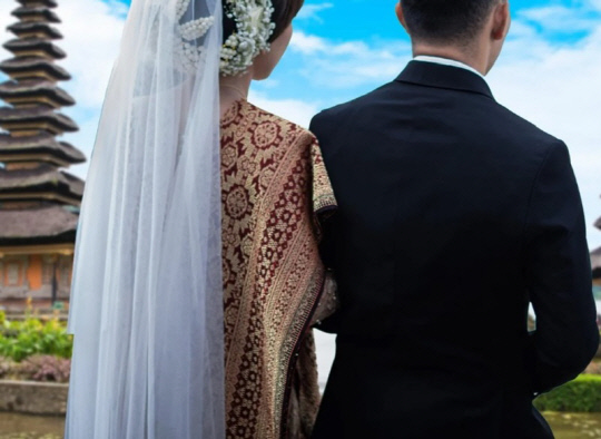 인도네시아에서 남성 관광객이 신붓값 500달러(66만원)를 내고 가난한 시골여성들을 임시 아내로 맞이하는 '쾌락 결혼' 관행이 비판을 받고 있다.<홍콩 사우스차이나모닝포스트 보도 캡처>